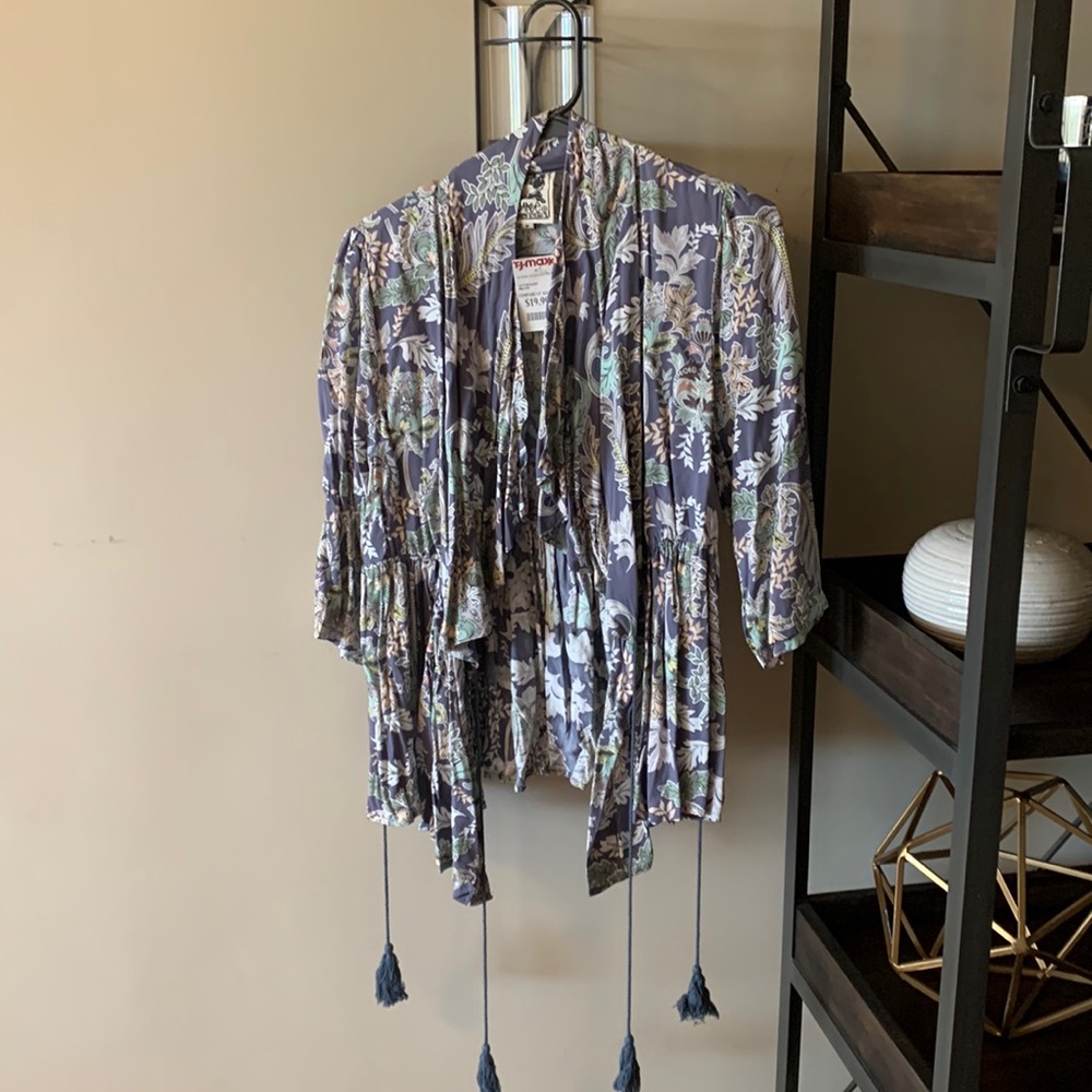 #412. Jaase brand, gray with neutral colors, cute tásales at bottom